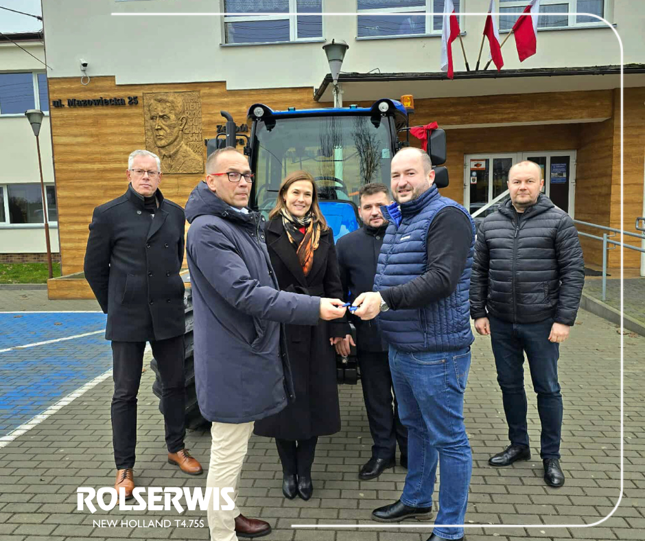 Uroczyste przekazanie ciągnika New Holland T4.75S dla Zespołu Szkół Powiatowych w Przasnyszu przez dealera Rolserwis. Wręczenie kluczyków przed budynkiem szkoły.