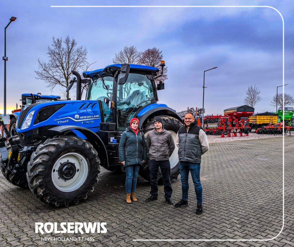 Wydanie ciągnika New Holland T7.165S w firmie Rolserwis. Klient Pan Jacek z powiatu ciechanowskiego wraz z przedstawicielem handlowym przed nową maszyną