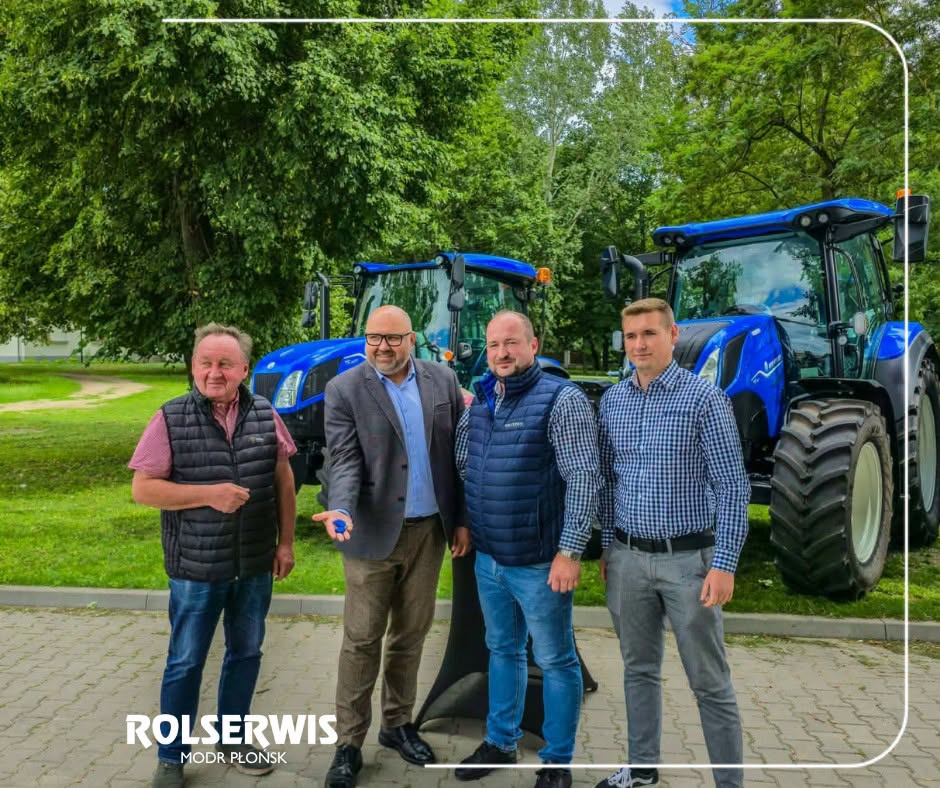 Przekazanie kluczy do ciągnika New Holland przedstawicielom MODR Płońsk przez Rolserwis