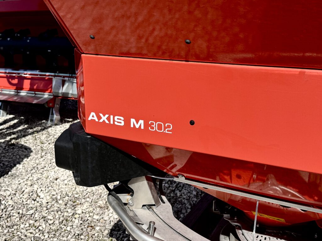 Oznaczenie AXIS M 30.2 na zbiorniku rozsiewacza Rauch